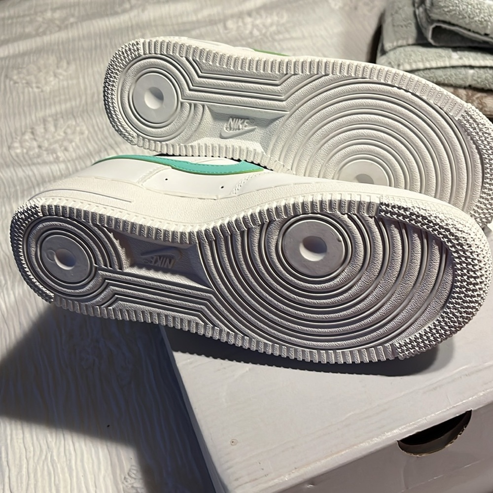 New! Nike Air Force 1 White Emerald Rise - Picture 5 of 8